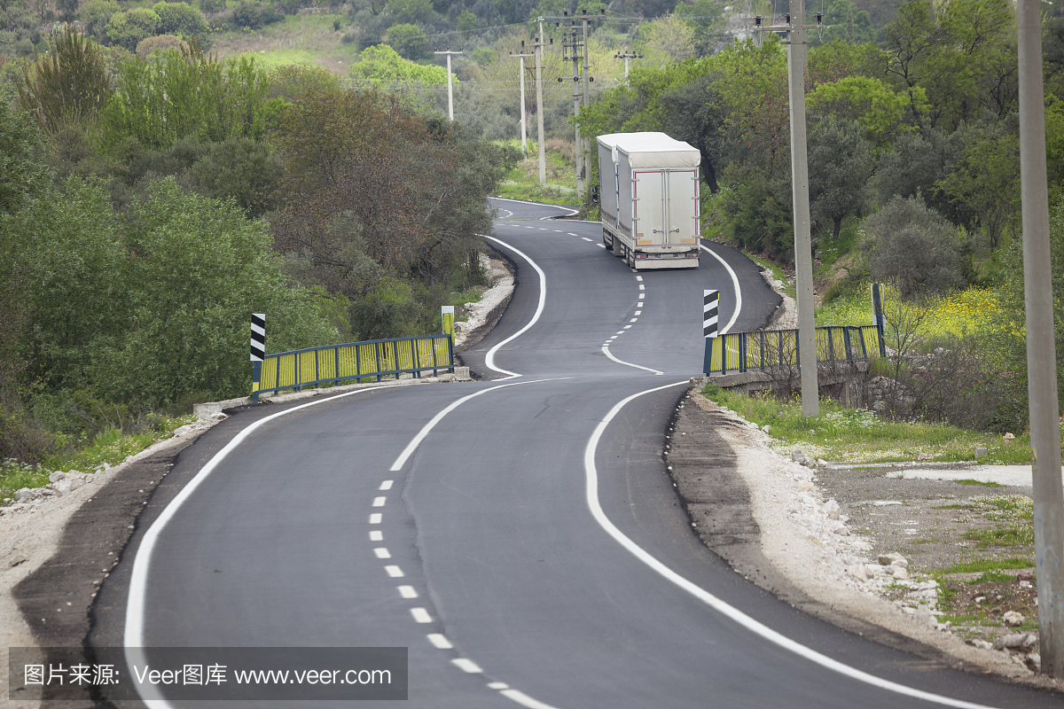 载重卡车在弯弯曲曲的道路上行驶